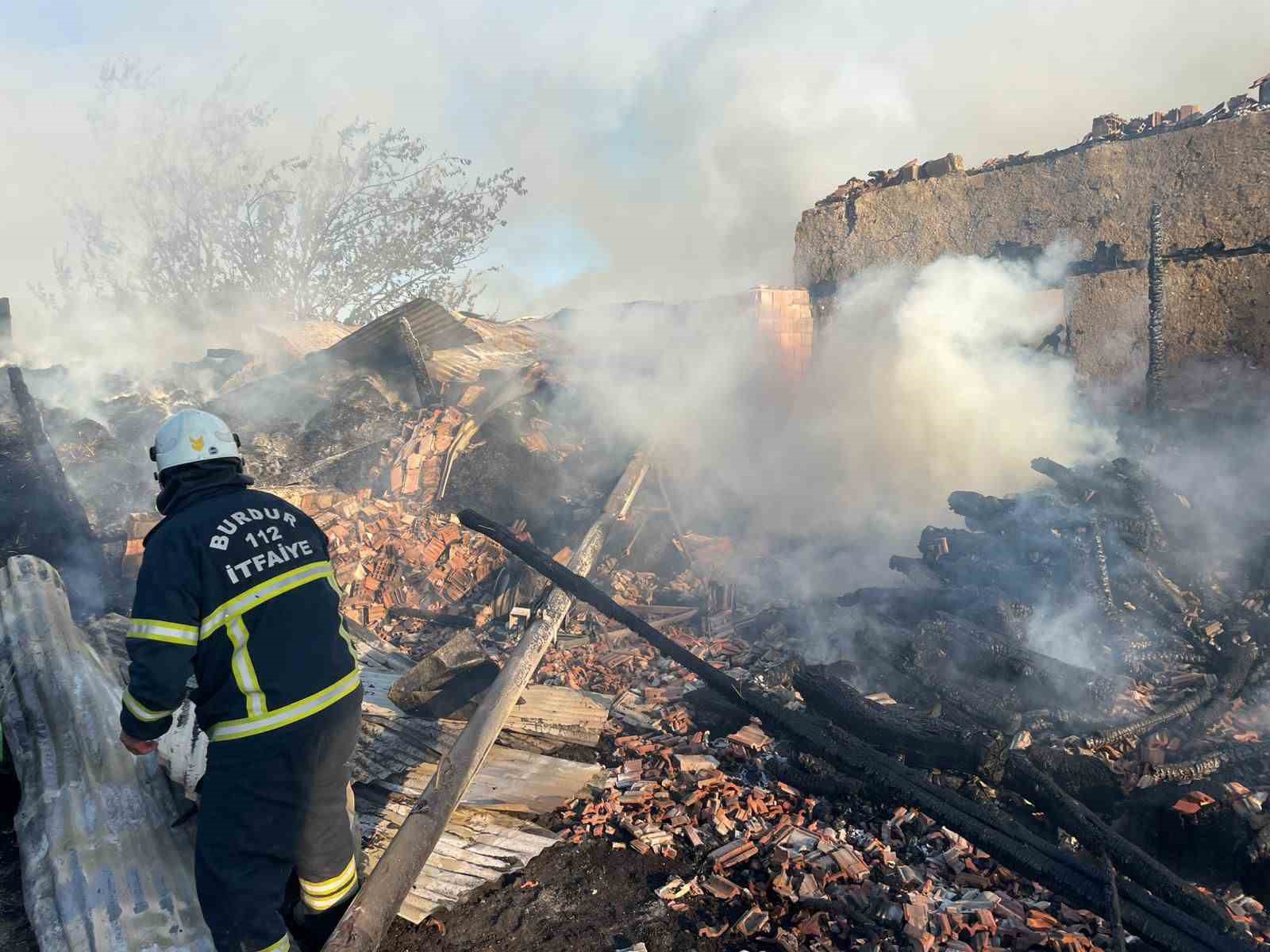 Kaynak makinesinden çıkan yangında ev, araç ve ahır yandı, 3 buzağı telef oldu 