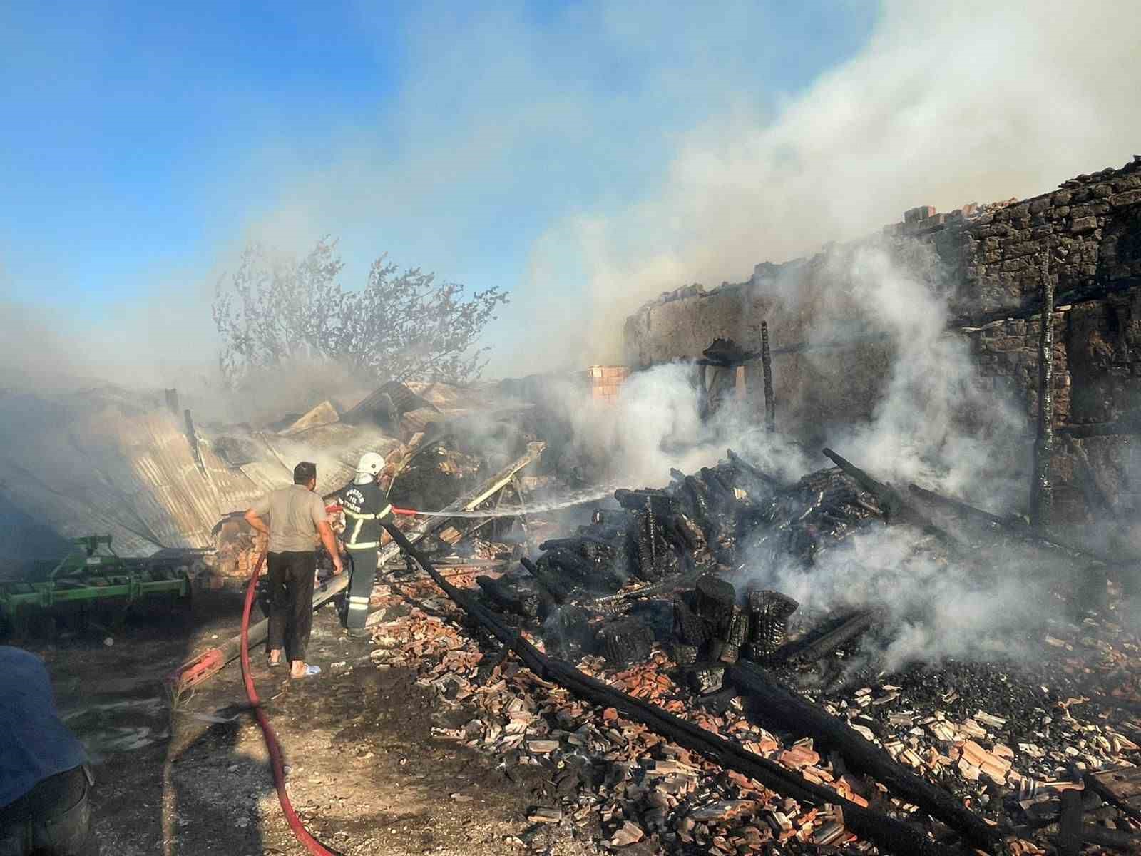 Kaynak makinesinden çıkan yangında ev, araç ve ahır yandı, 3 buzağı telef oldu 