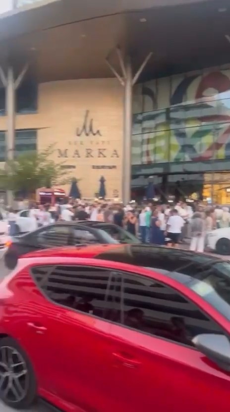 Bursa’daki AVM’lerde deprem paniği