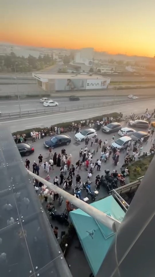 Bursa’daki AVM’lerde deprem paniği 