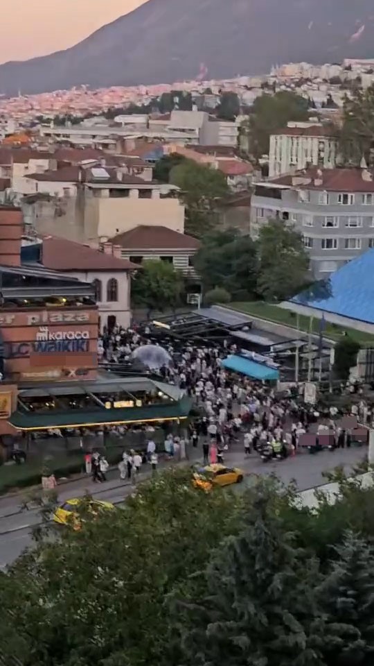 Bursa’daki AVM’lerde deprem paniği 