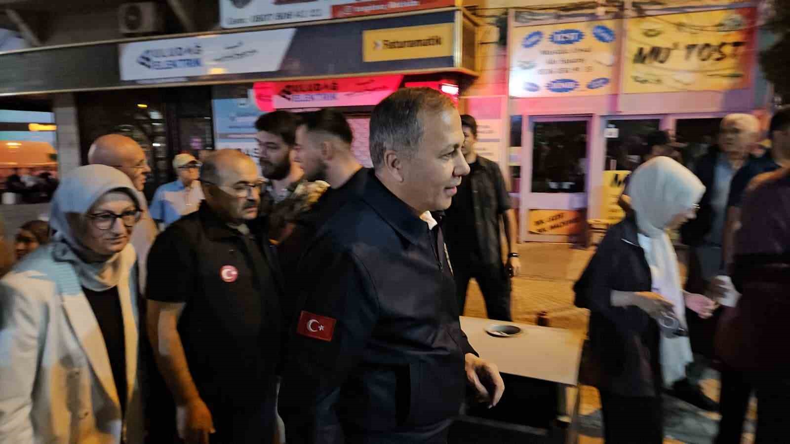 İçişleri Bakanı Ali Yerlikaya 6.1’lik depremin yaşandığı Sındırgıda açıklamalarda bulundu