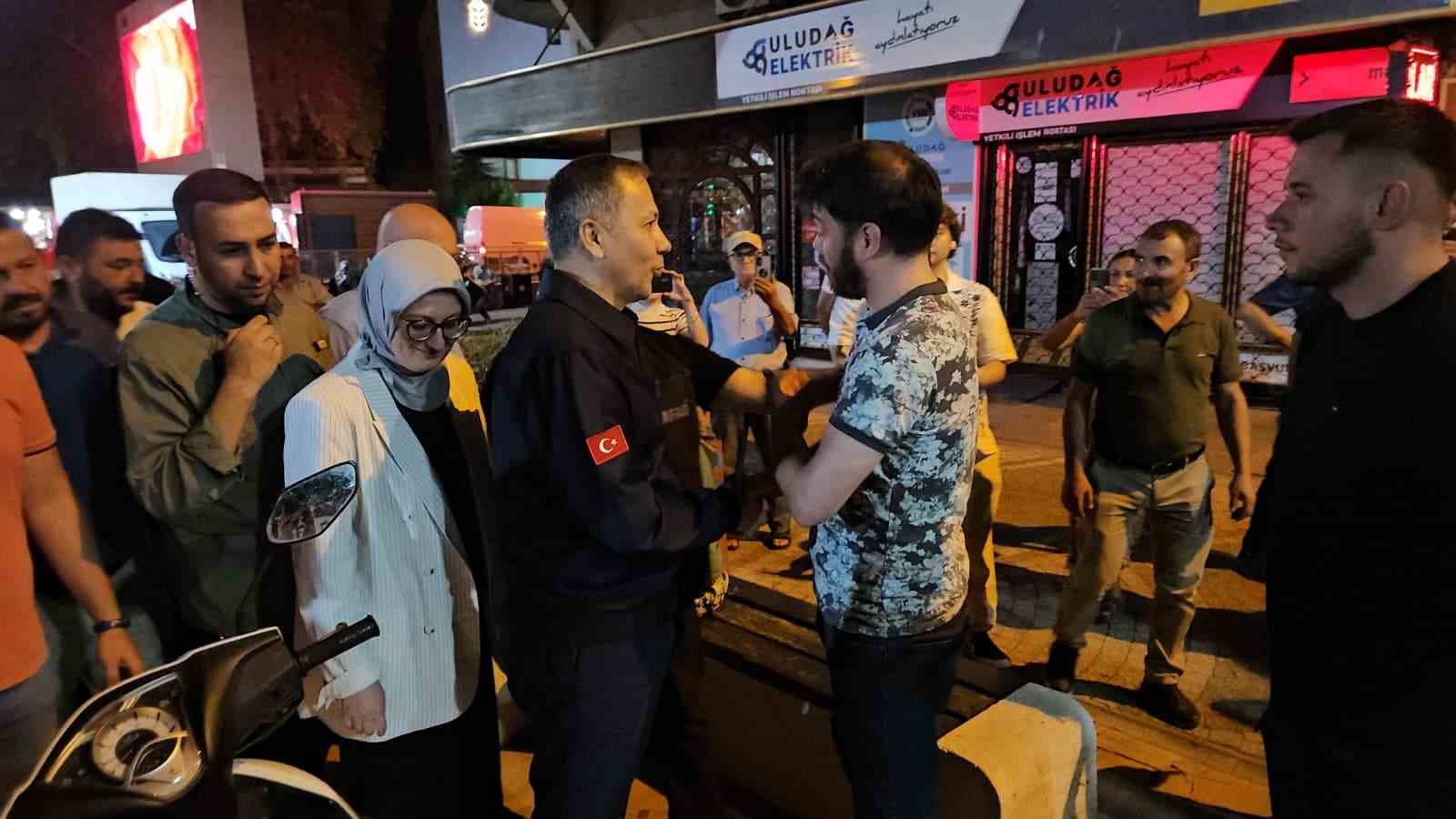 İçişleri Bakanı Ali Yerlikaya 6.1’lik depremin yaşandığı Sındırgıda açıklamalarda bulundu 