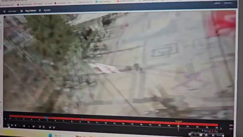 Balıkesir’deki 6.1 büyüklüğündeki deprem kamerada... Güvenlik kamerası bile sarsıntıya dayanmadı