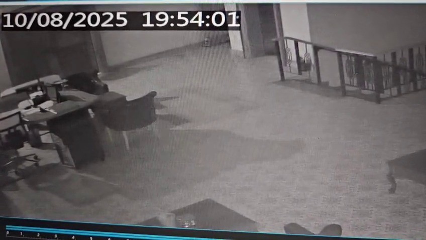 Balıkesir’deki 6.1 büyüklüğündeki deprem kamerada... Güvenlik kamerası bile sarsıntıya dayanmadı 