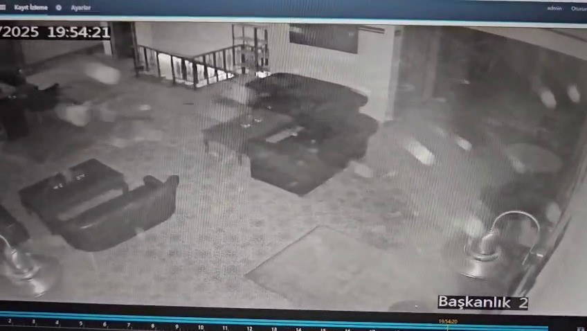 Balıkesir’deki 6.1 büyüklüğündeki deprem kamerada... Güvenlik kamerası bile sarsıntıya dayanmadı 