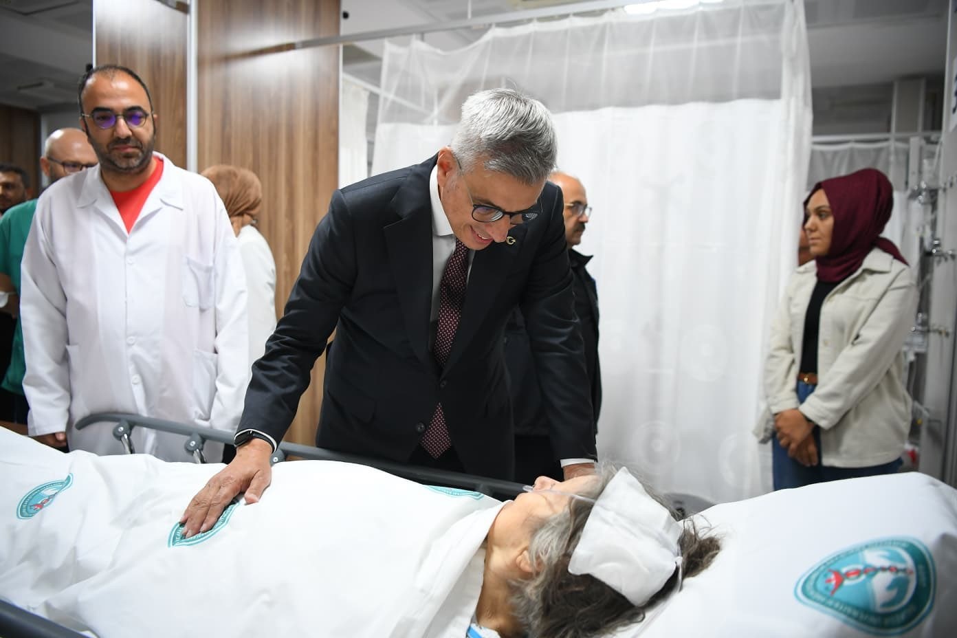 Bakan Memişoğlu Balıkesir’de meydana gelen depremde yaralananları ziyaret etti 