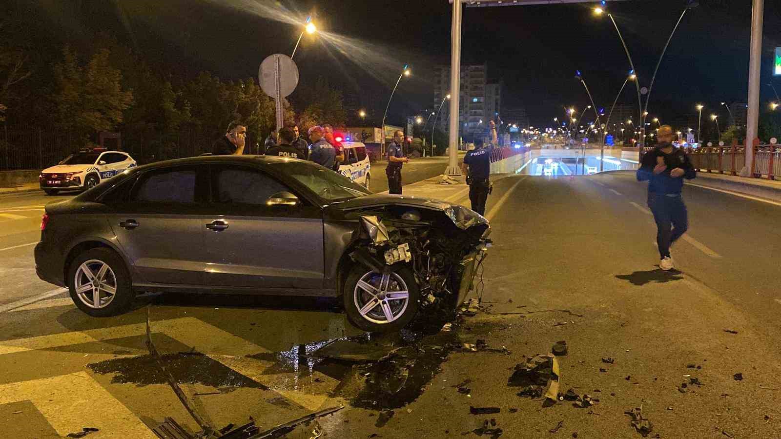 Ters yöne dönmeye çalışan otomobil kazaya neden oldu: 1 yaralı 