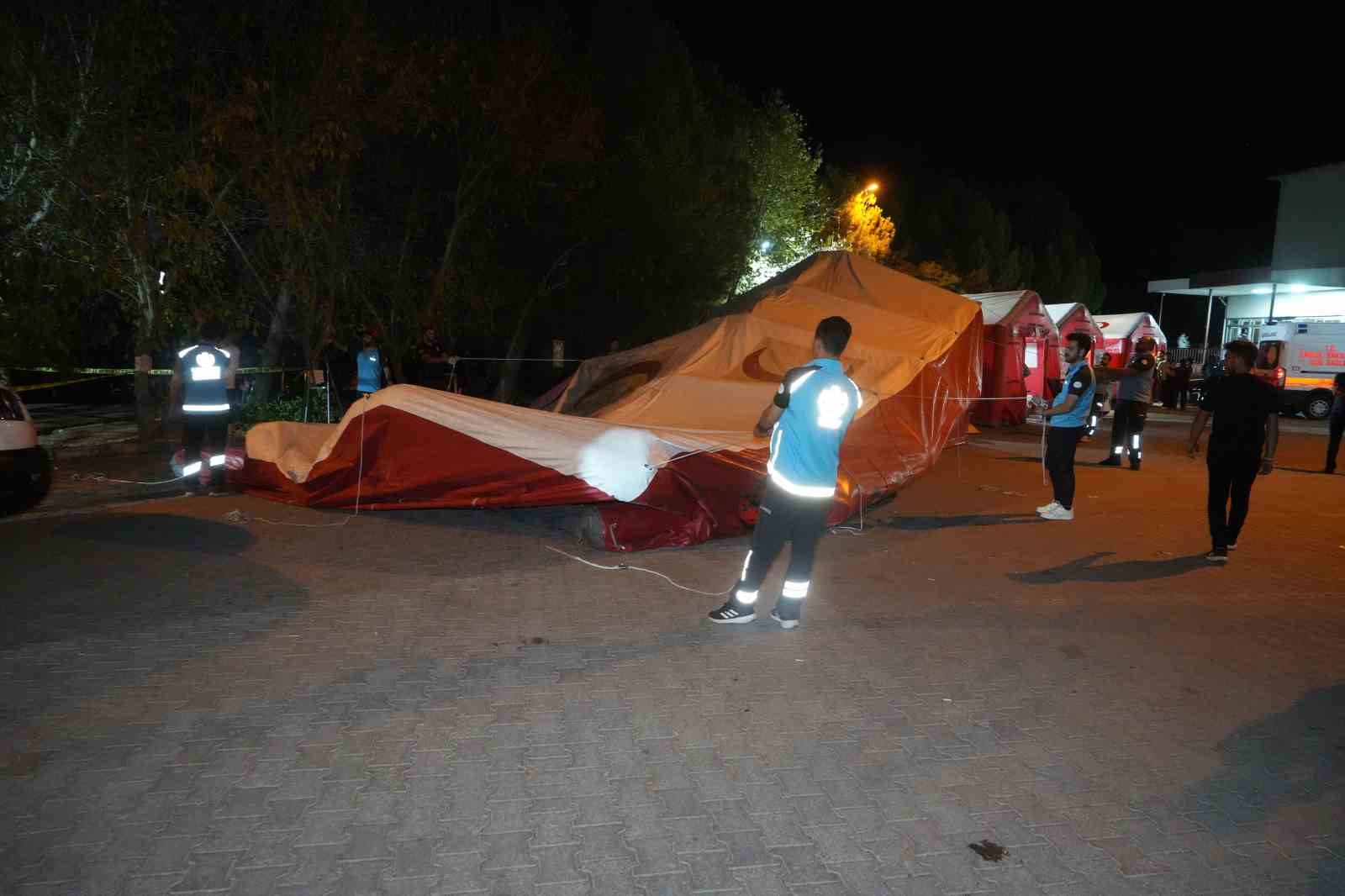 Sındırgı’da 6,1’lik deprem sonrası sahra hastanesi kuruldu, vatandaşlar geceyi stadyumda geçiriyor 