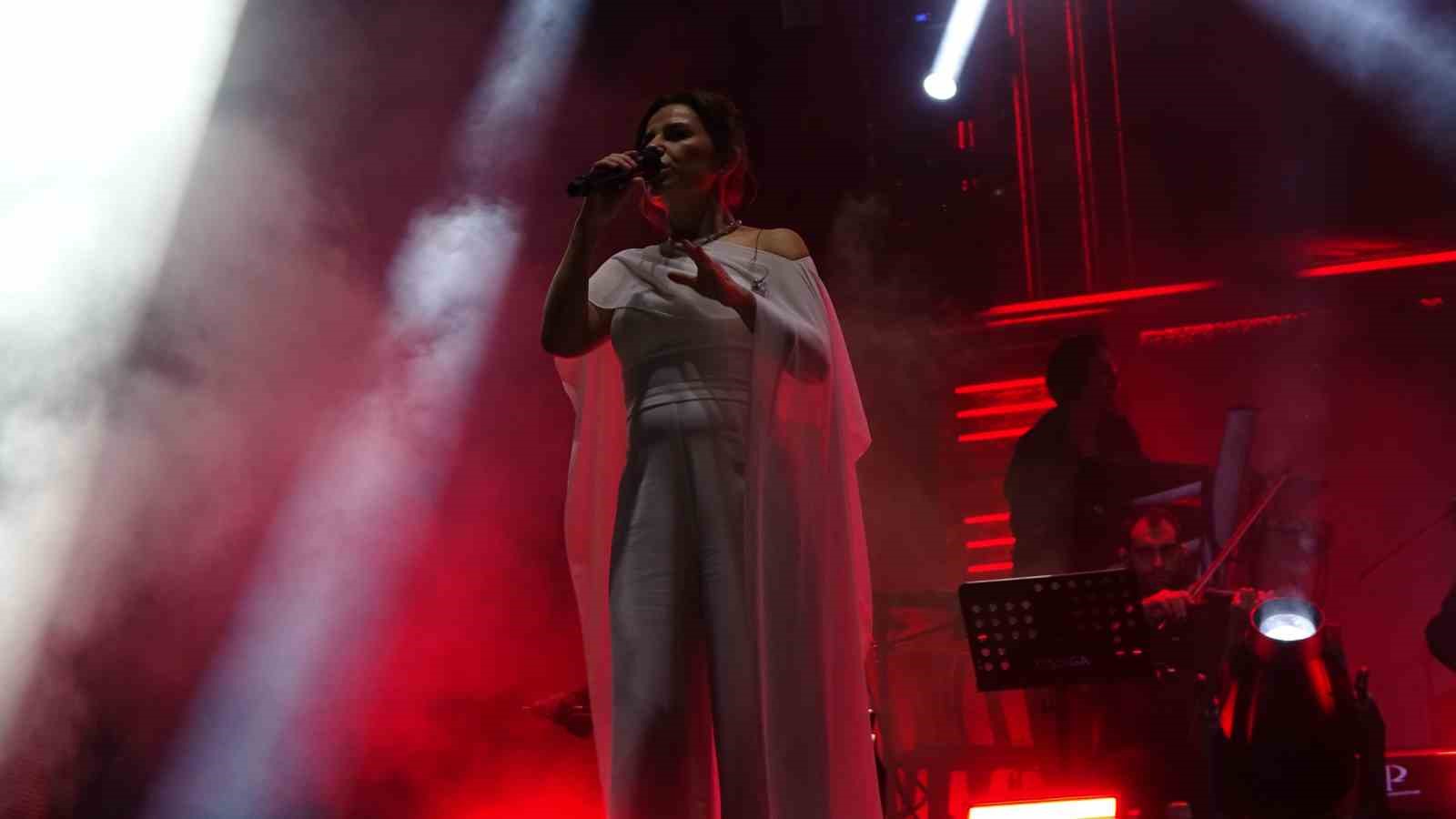 Sorfest’in son gününde Atilla Yılmaz ve Merve Özbey rüzgarı esti 