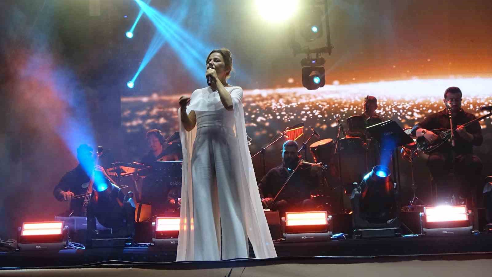 Sorfest’in son gününde Atilla Yılmaz ve Merve Özbey rüzgarı esti 