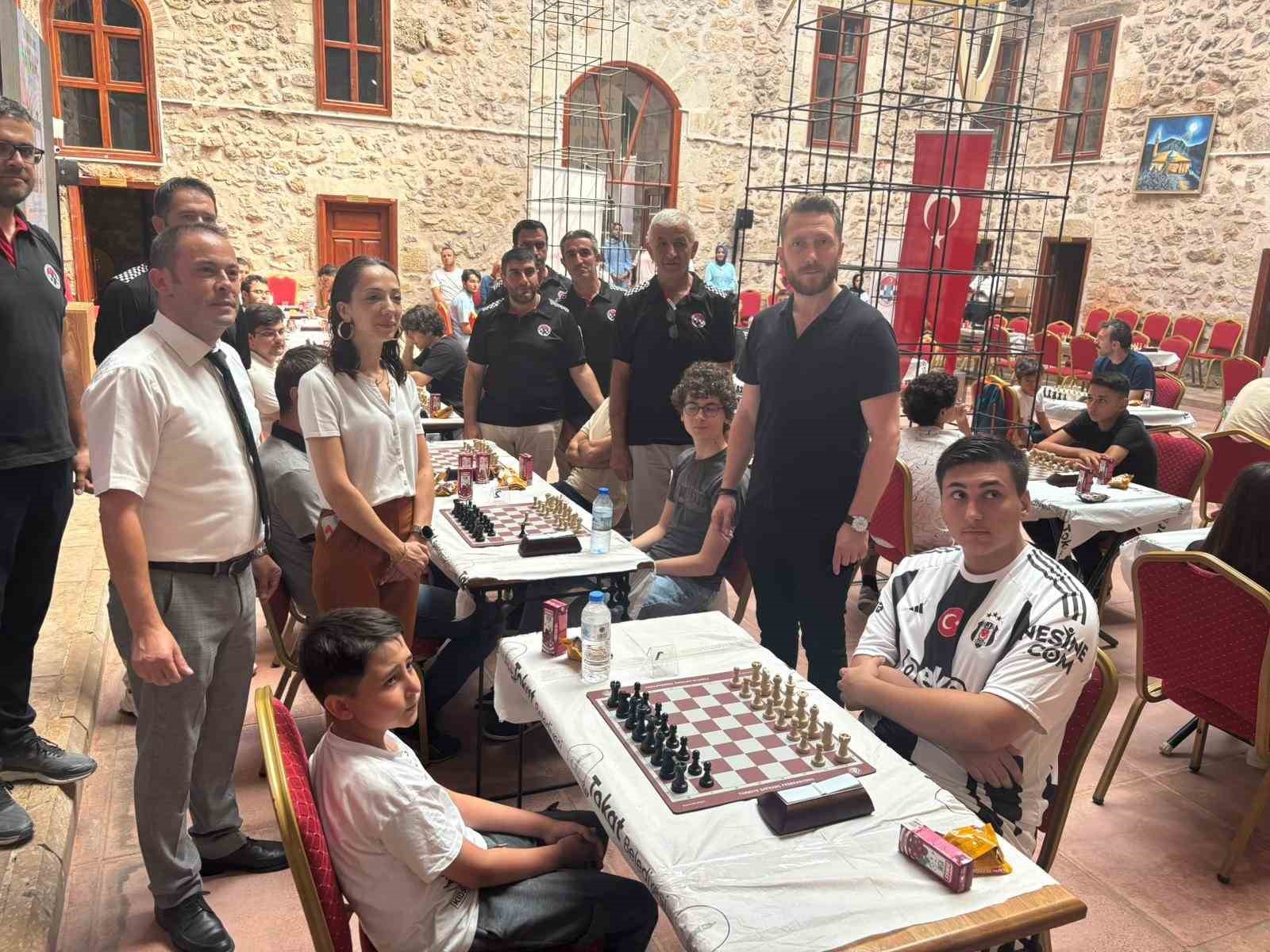 Tokat’ta gençler satrançla strateji ve zekada yarıştı 