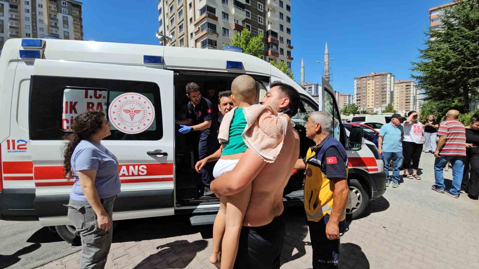 Yangında mahsur kalanlar kurtarılmaya başlandı, çocuklarına kavuşan aileler gözyaşlarına boğuldu 