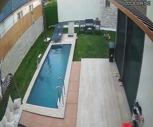 Depremde yüzme havuzu beşik gibi sallandı 