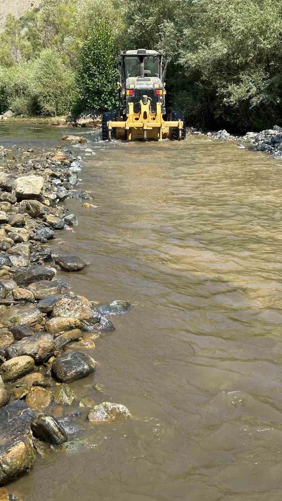 Siirt’te Hizan ve Hesko su hatlarında onarım ve temizlik çalışması 