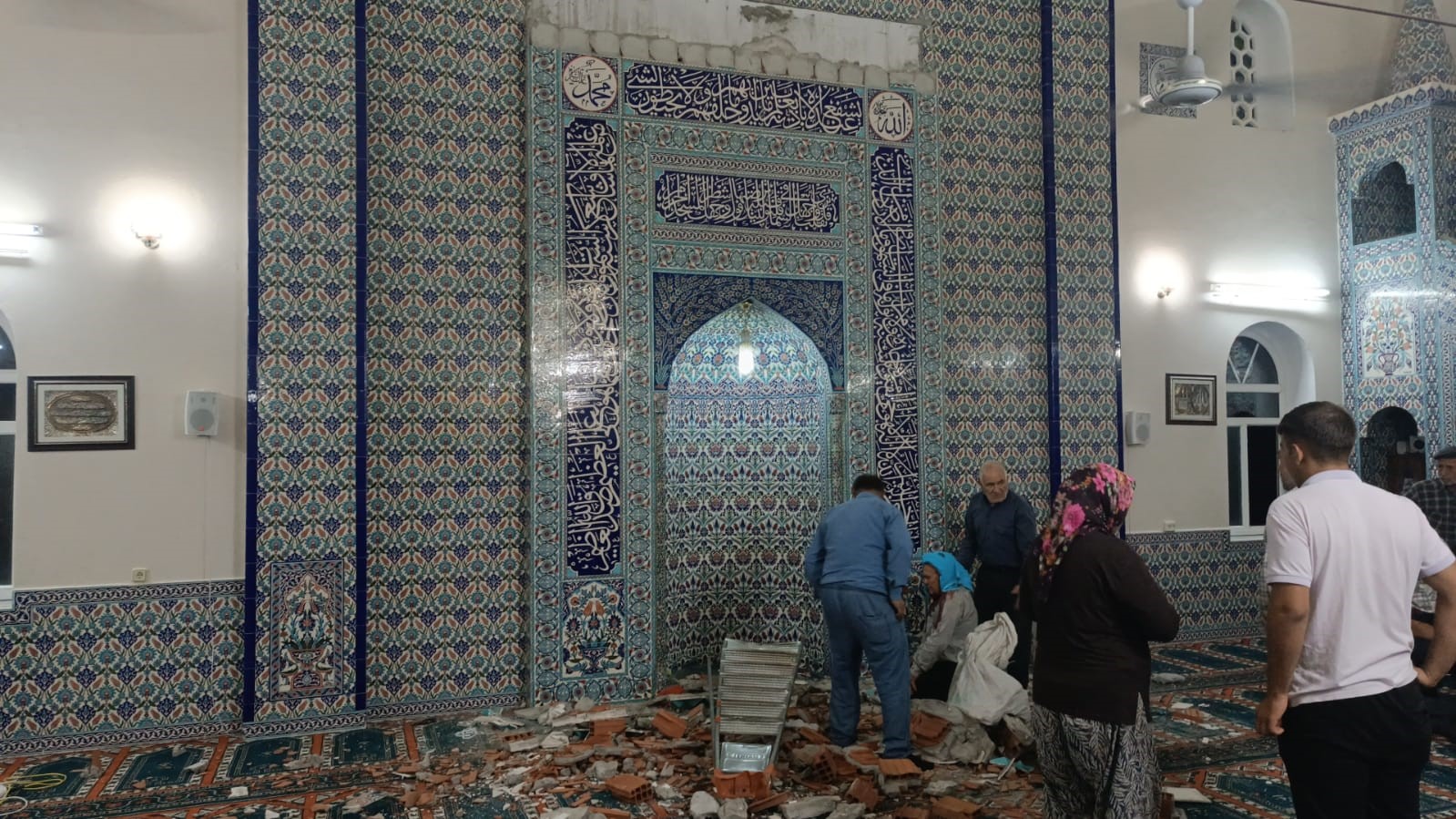 Hasar gören camide inceleme yapmak isteyen vatandaş malzeme düşmesi sonucu öldü 