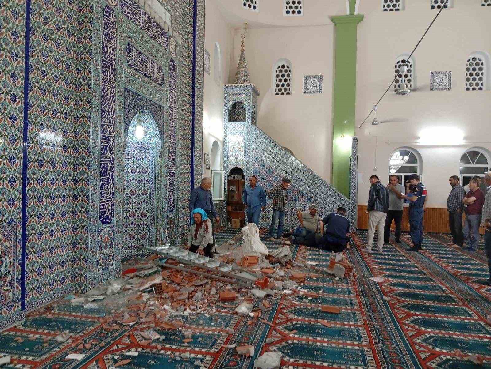 Hasar gören camide inceleme yapmak isteyen vatandaş malzeme düşmesi sonucu öldü 