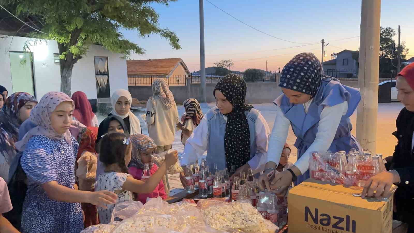 Aksaray’da yaz Kuran kursu öğrencilerine açık hava sineması etkinliği 
