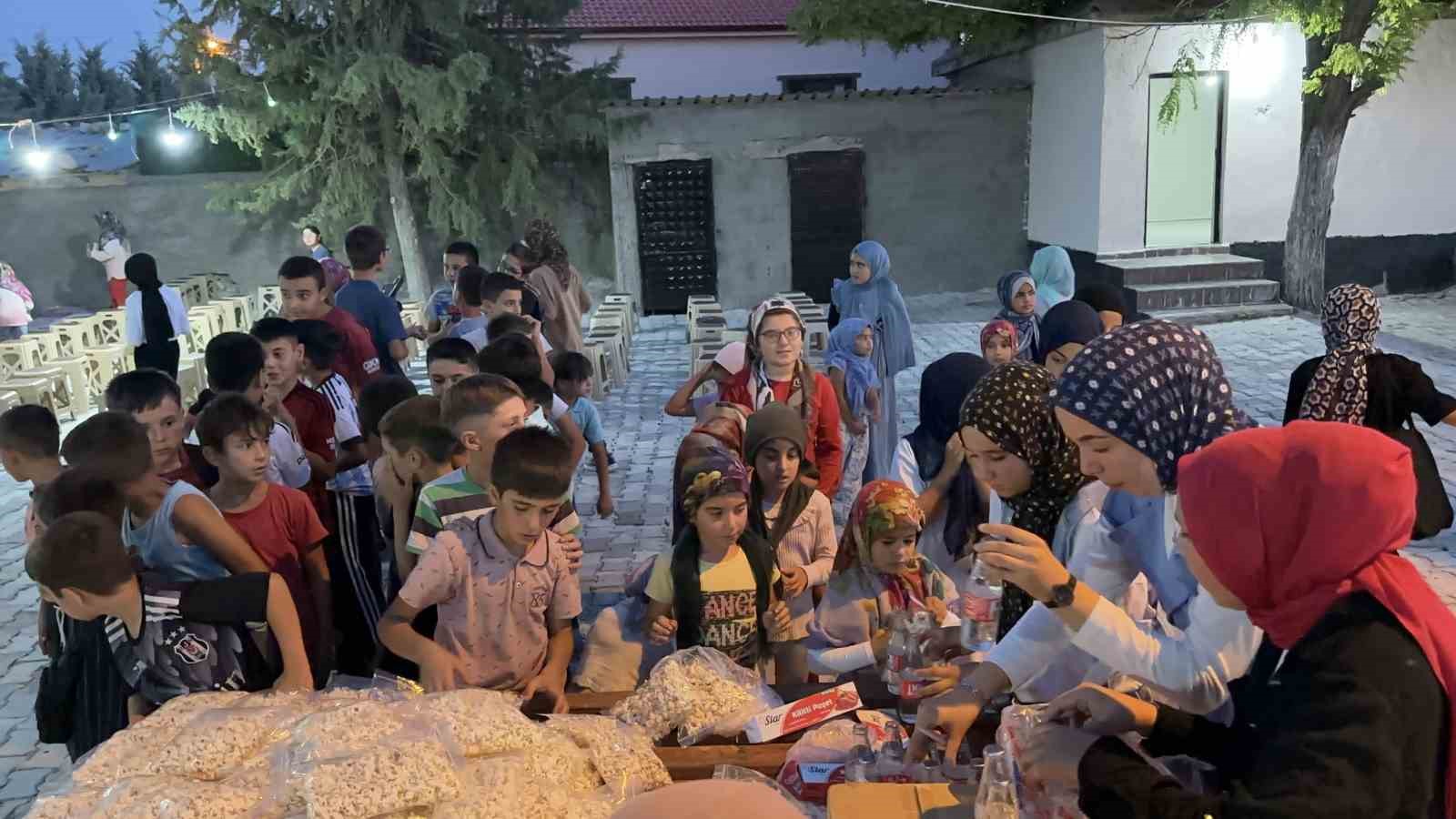 Aksaray’da yaz Kuran kursu öğrencilerine açık hava sineması etkinliği 