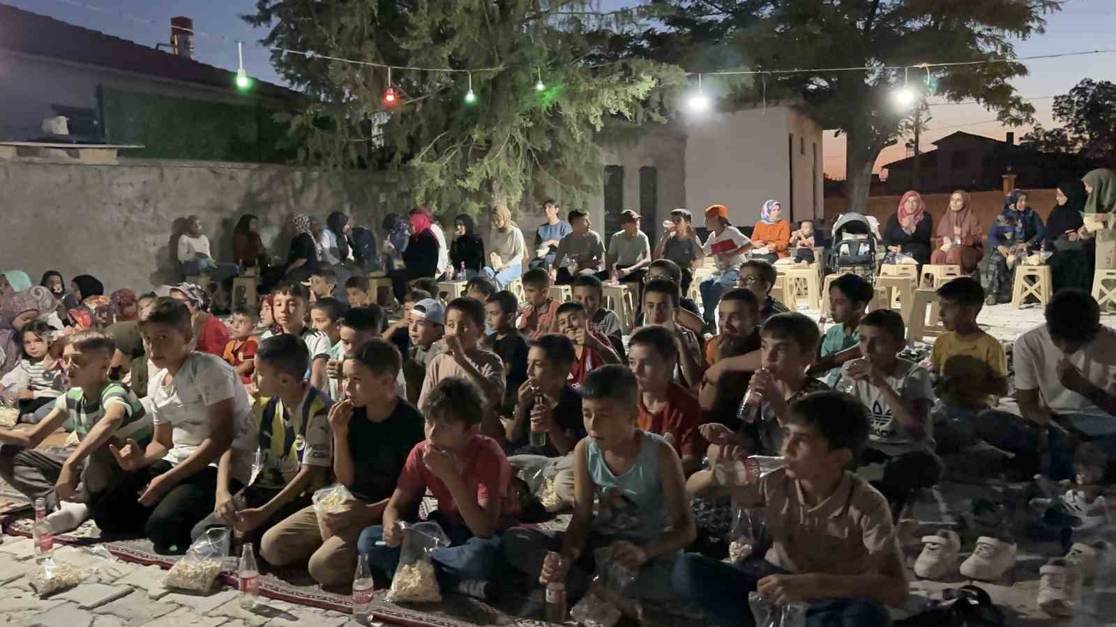 Aksaray’da yaz Kuran kursu öğrencilerine açık hava sineması etkinliği 