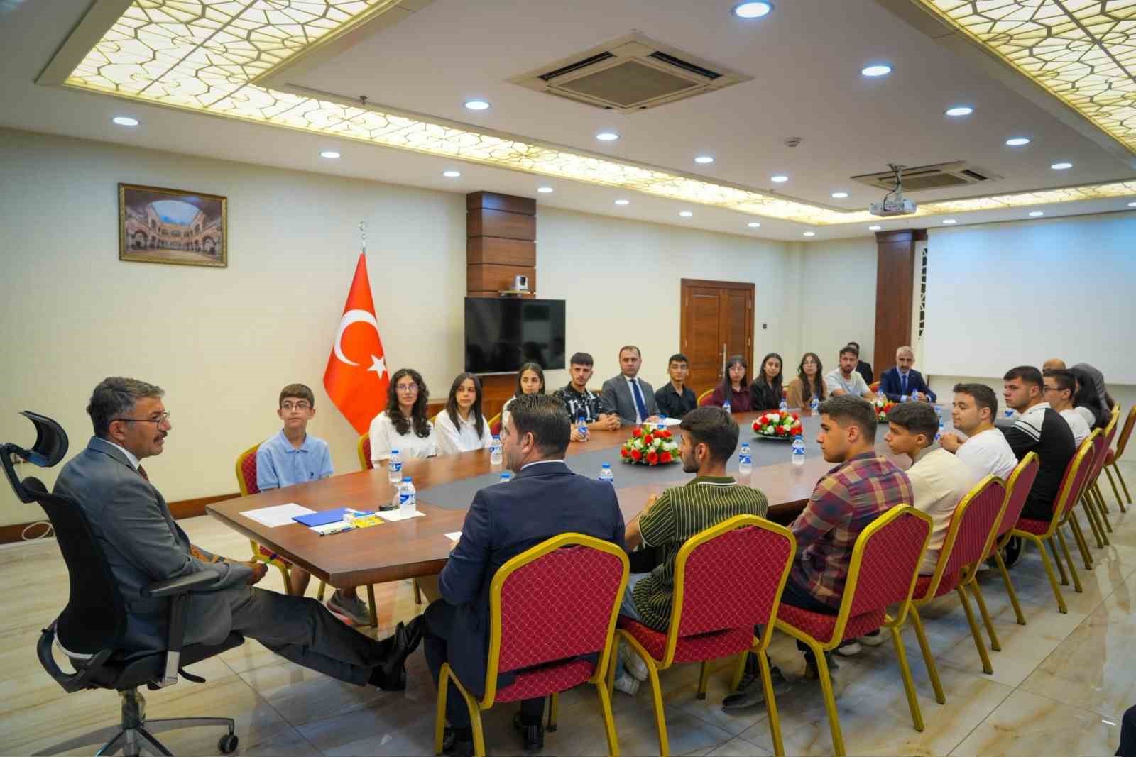 Vali Çelik başarılı öğrencileri kabul etti 