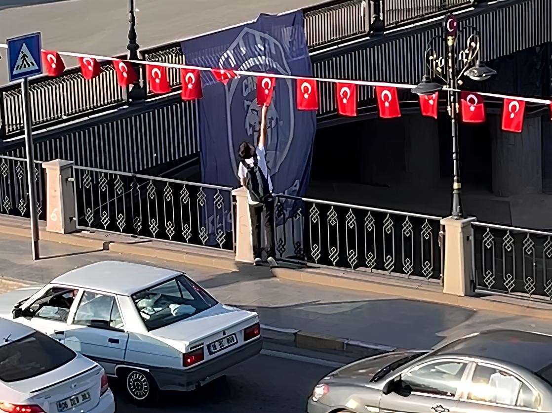 Çocuğun bayrak hassasiyeti kamerada 
