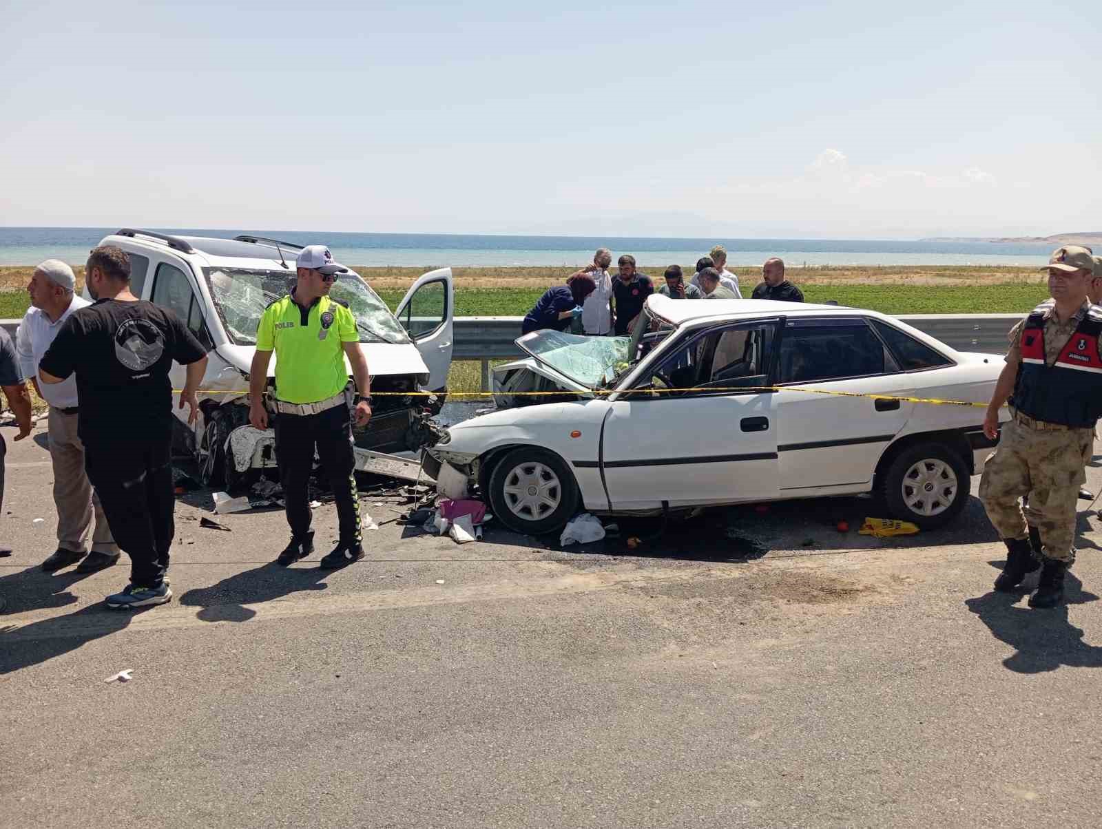 Ahlat’ta 3 aracın karıştığı kazada 8 kişi yaralandı 