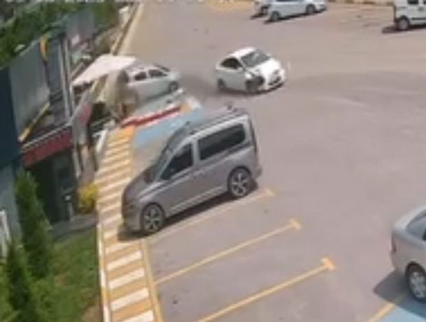 Bolu Dağı’nda otomobil, işletme otoparkına daldı 