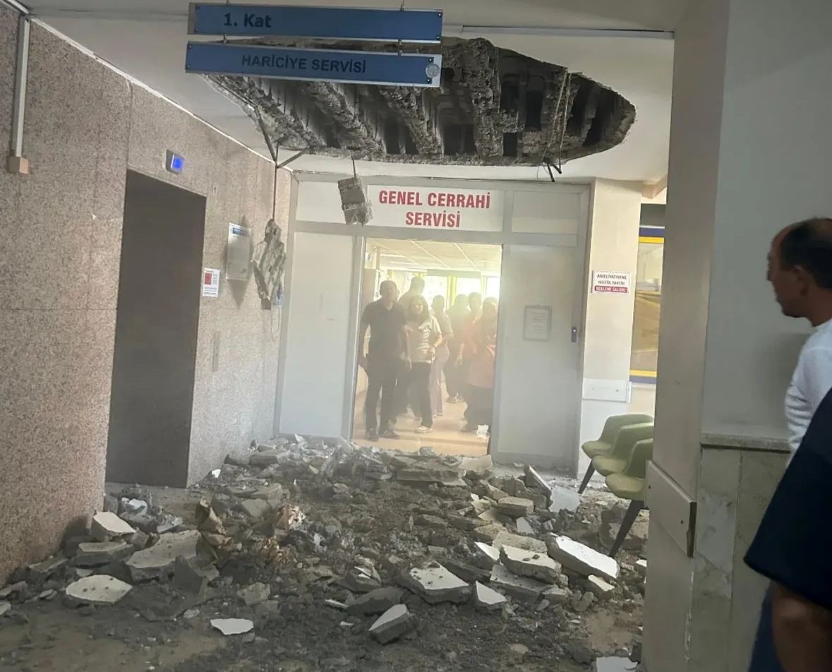 Denizli Devlet Hastanesinde yaşanan tavan çökmesinde 2 kişi yaralandı