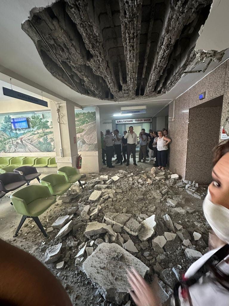 Denizli Devlet Hastanesinde yaşanan tavan çökmesinde 2 kişi yaralandı 