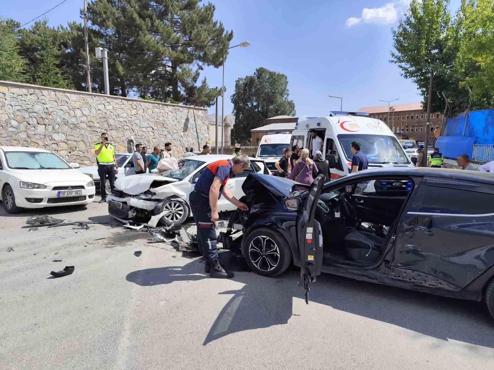 Bitlis’te otomobiller çarpıştı: 10 yaralı