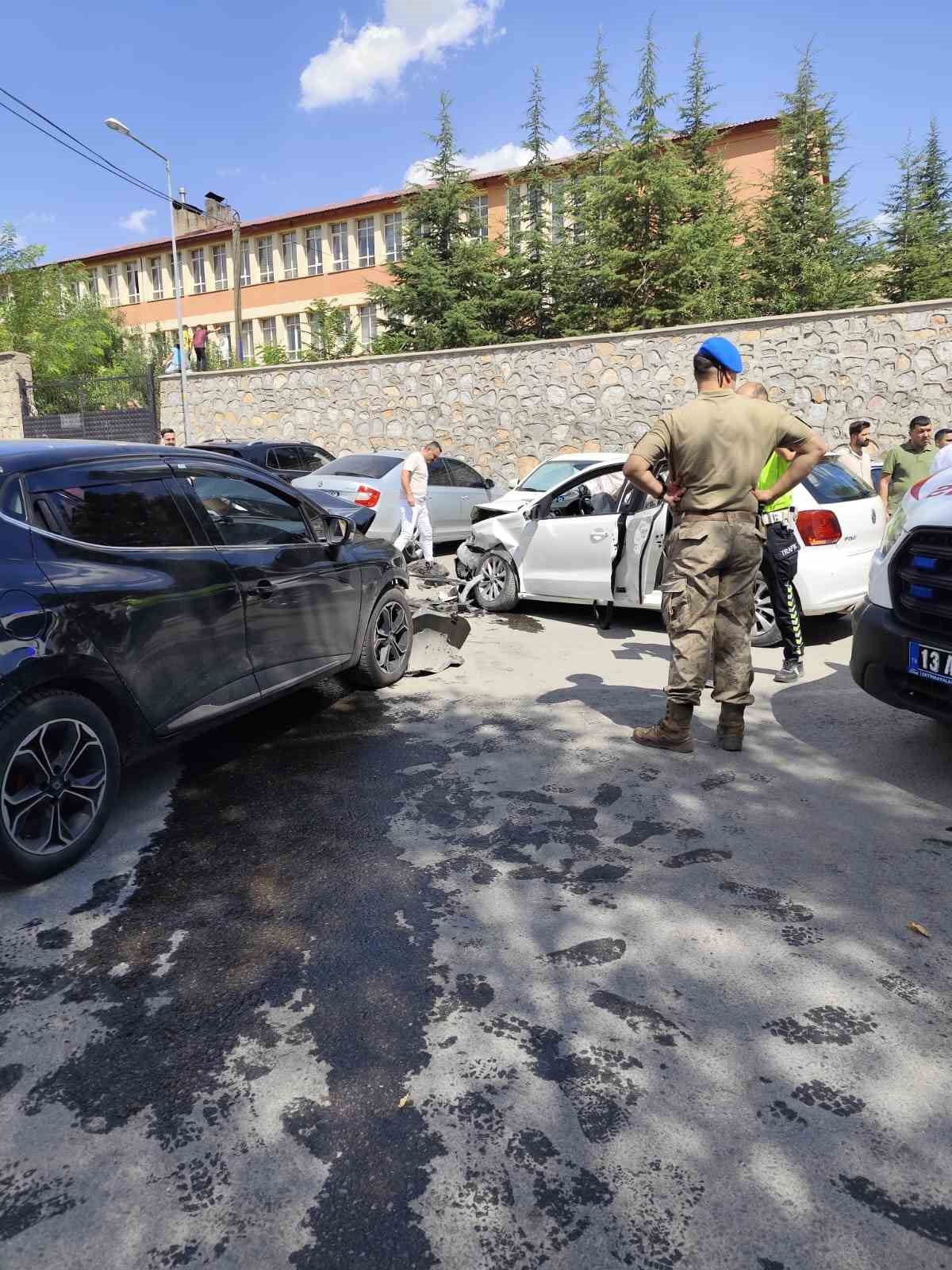 Bitlis’te otomobiller çarpıştı: 10 yaralı 