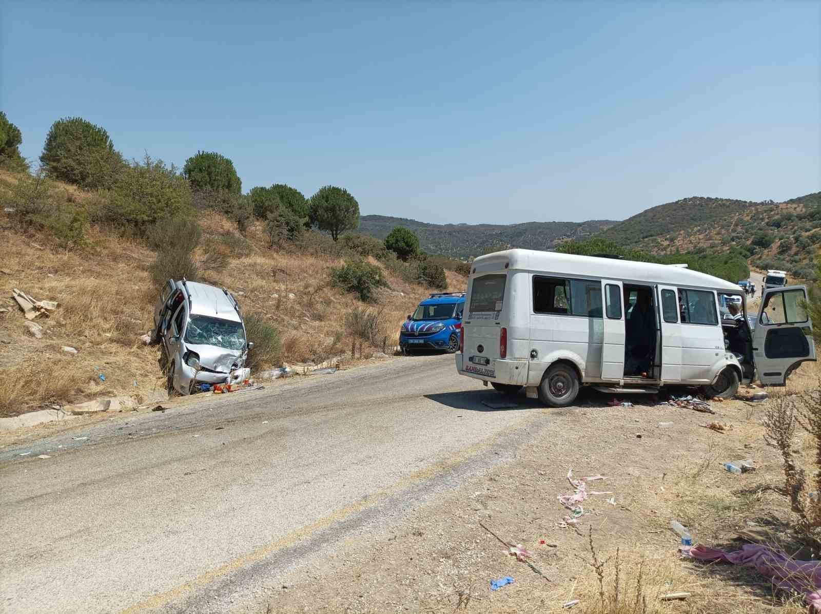 İncir işçilerini taşıyan minibüs ticari araç ile çarpıştı: 3’ü ağır 8 yaralı 