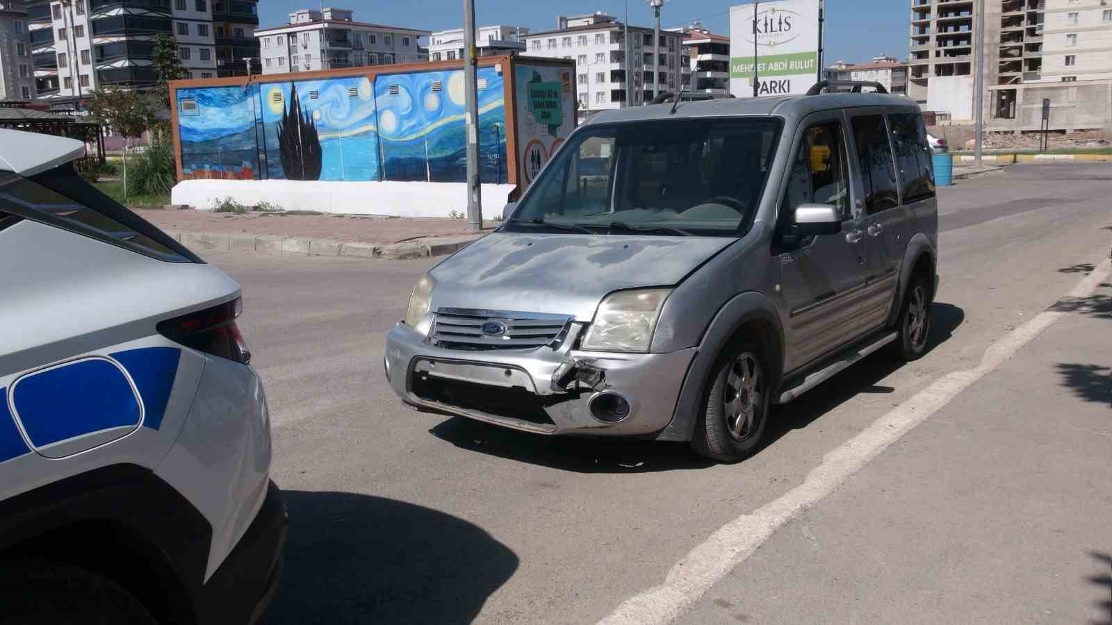Kilis’te iki otomobil çarpıştı: 2 yaralı 