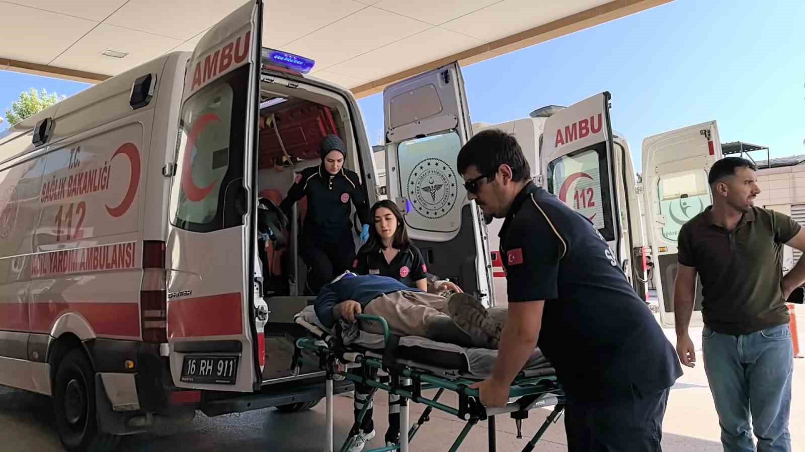 Kamyonet direğe çarptı 3 yaralı 