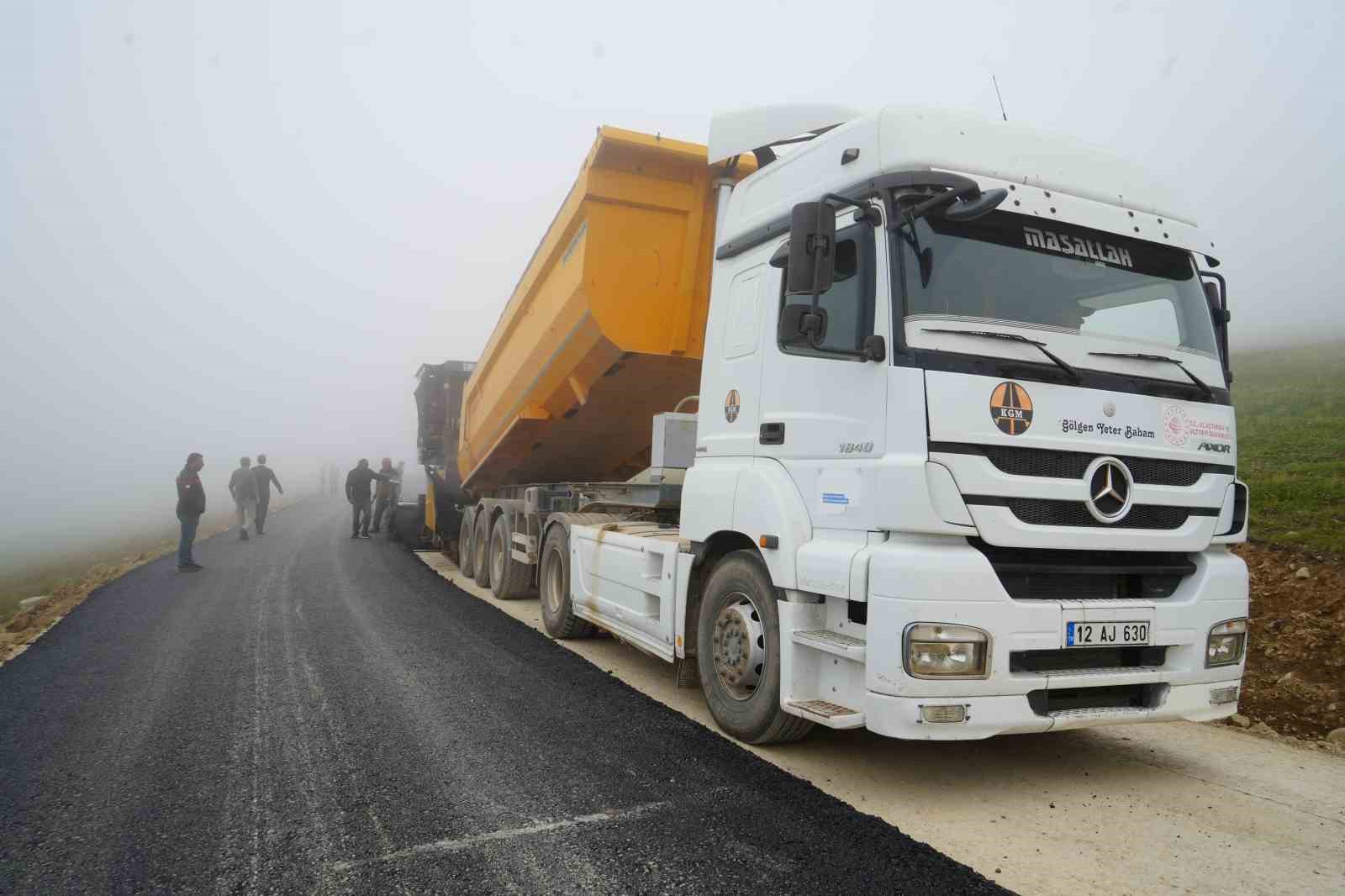 Yeşil Yol Projesi kapsamında çalışmalar başladı: Bayburt’u Uzungöl’e bağlayacak yola asfalt seriliyor 