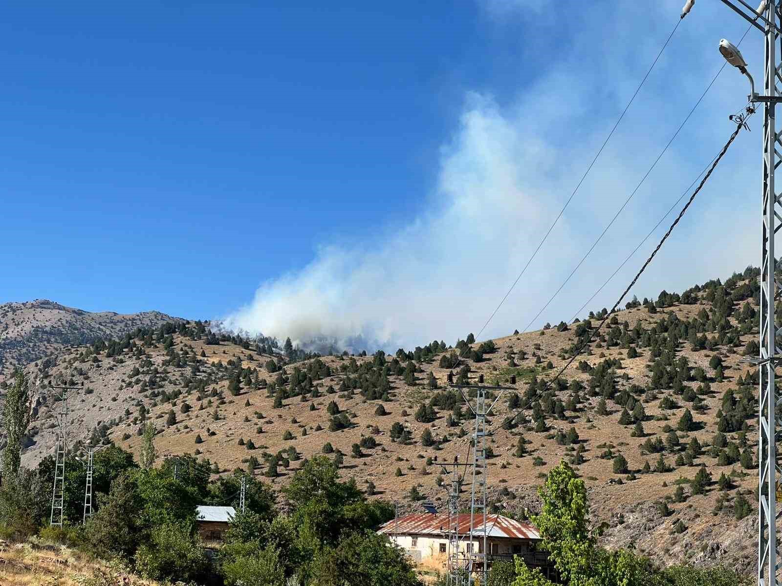 Kahramanmaraş’taki orman yangını ekiplerin müdahalesi sürüyor 
