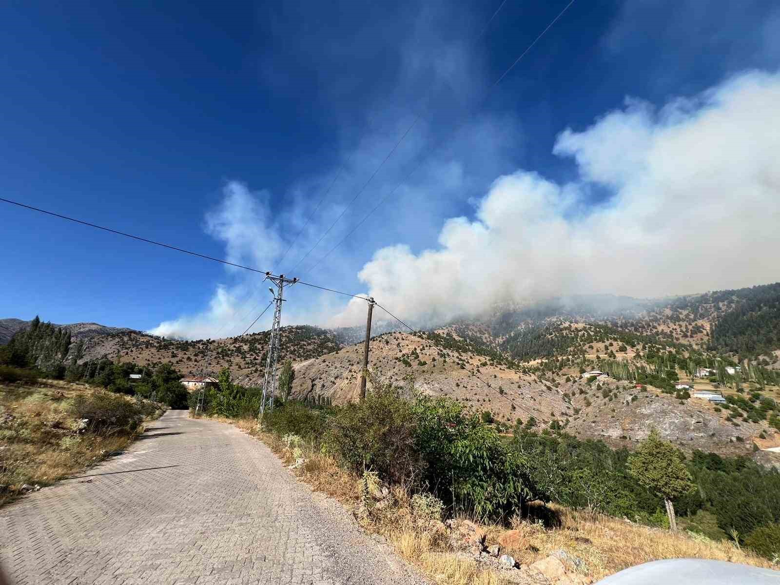 Kahramanmaraş’taki orman yangını ekiplerin müdahalesi sürüyor 