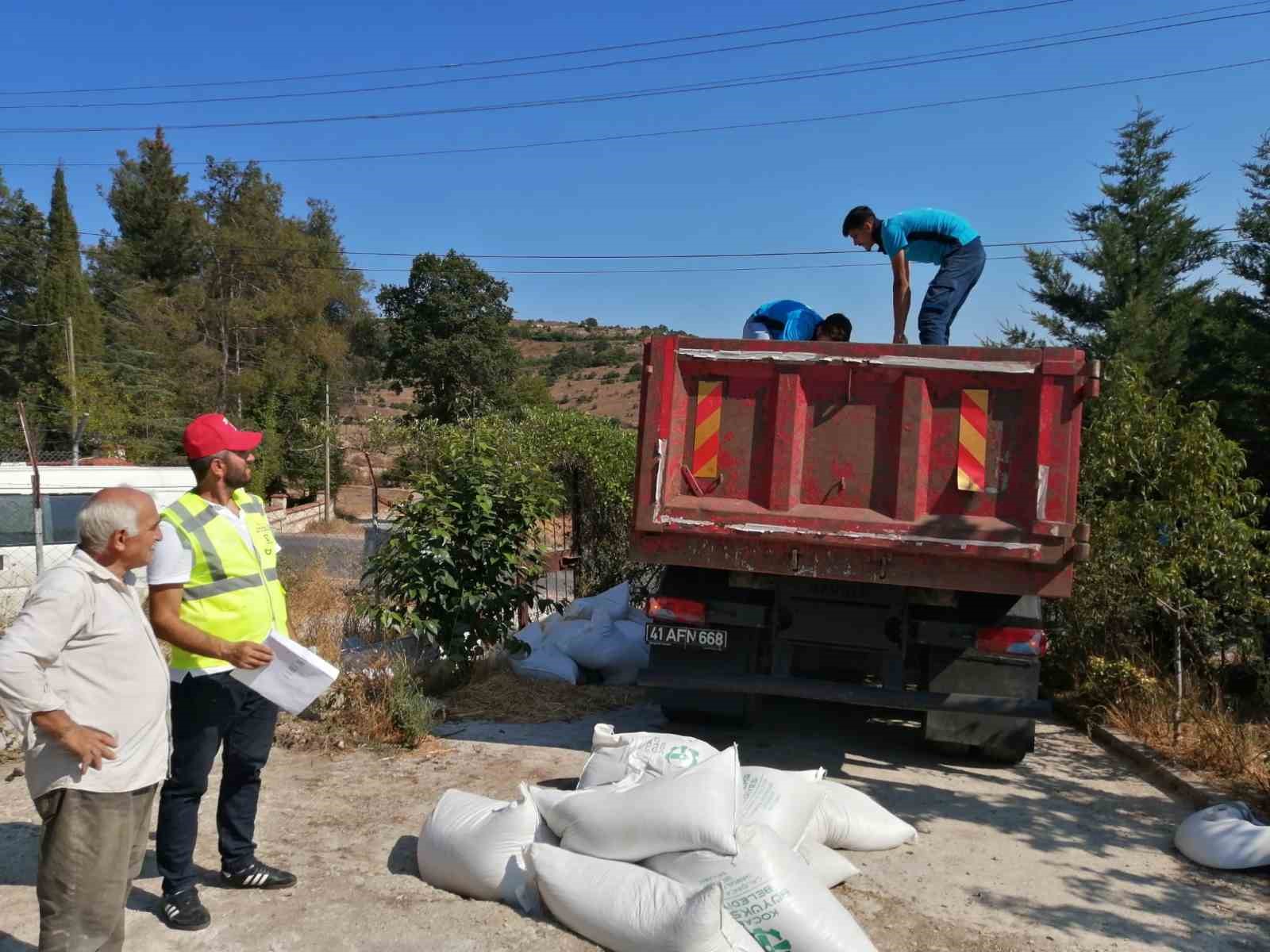 Üreticiye 15 bin tavuk ve 100 ton yem desteği 