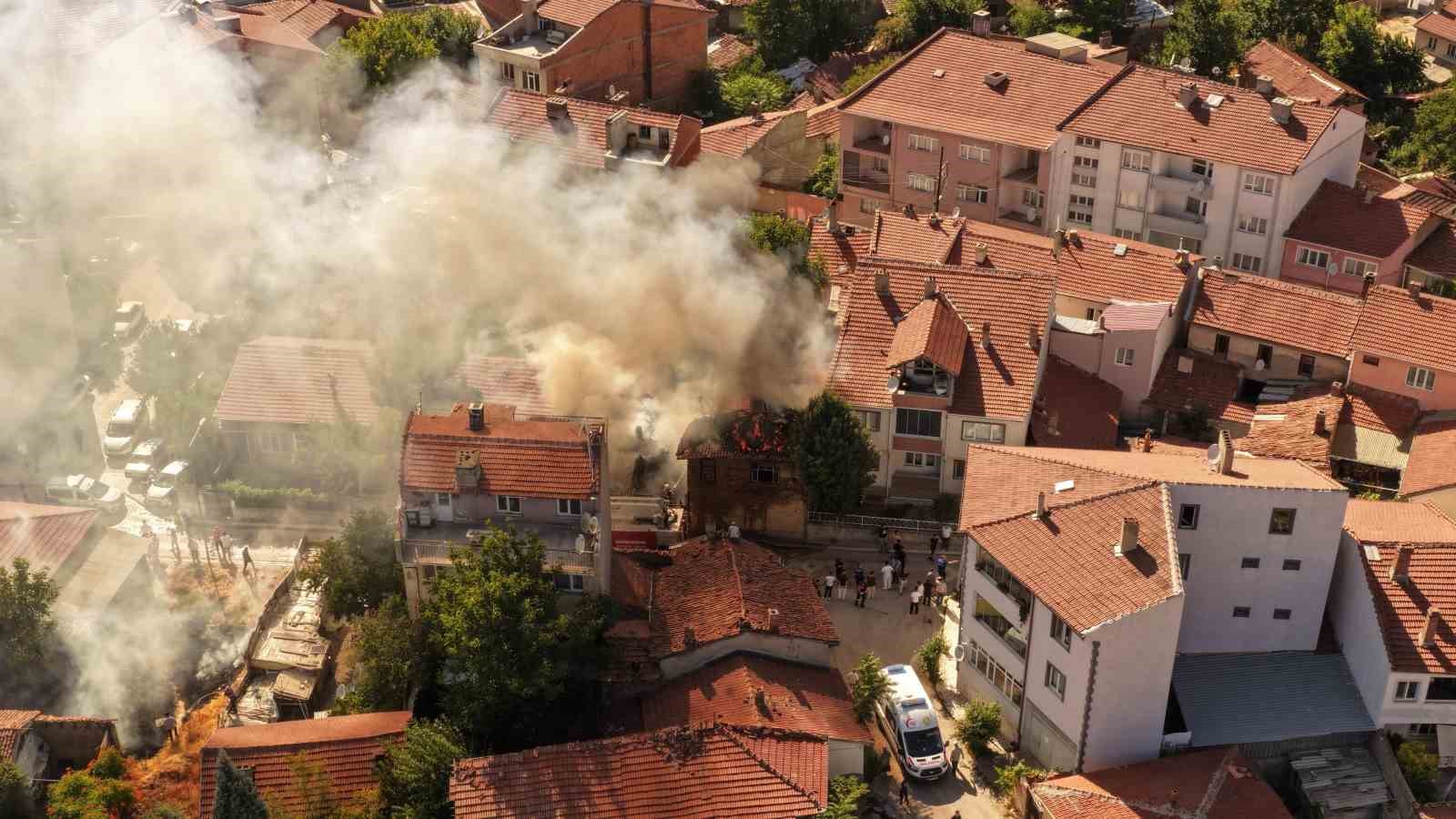 Bozüyük’te müstakil evde çıkan yangın ekipler tarafından söndürüldü 