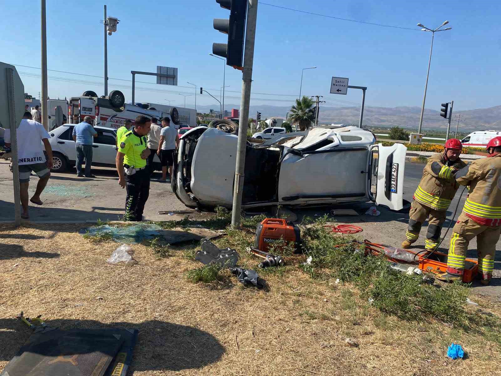 Manisa’da ambulans otomobille çarpıştı: 2’si ağır 7 yaralı 