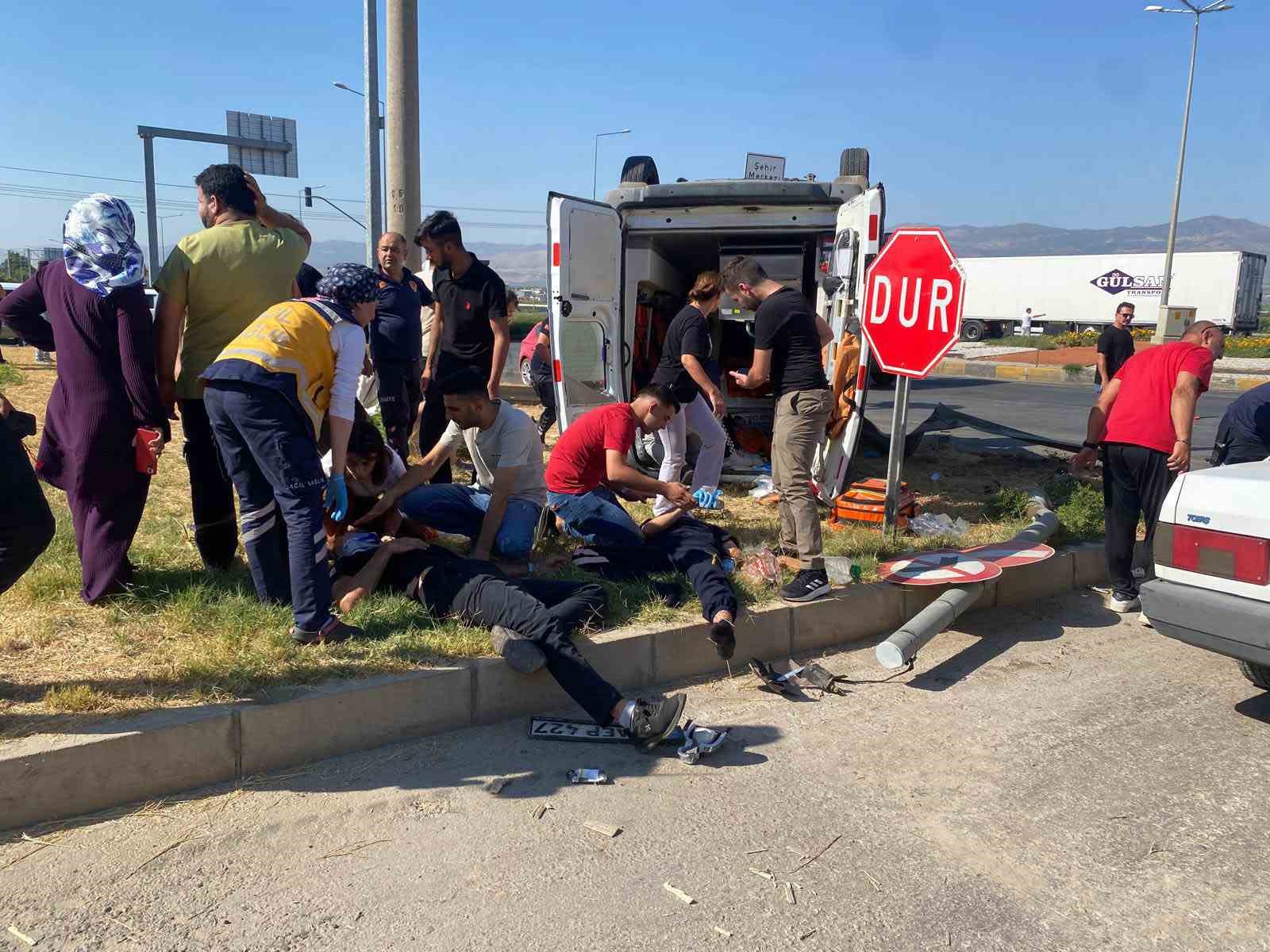 Manisa’da ambulans otomobille çarpıştı: 2’si ağır 7 yaralı 