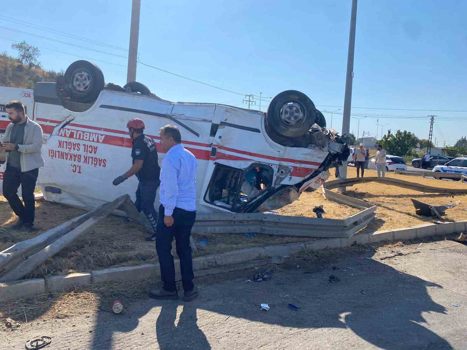 Manisa’da ambulans otomobille çarpıştı: 2’si ağır 7 yaralı 