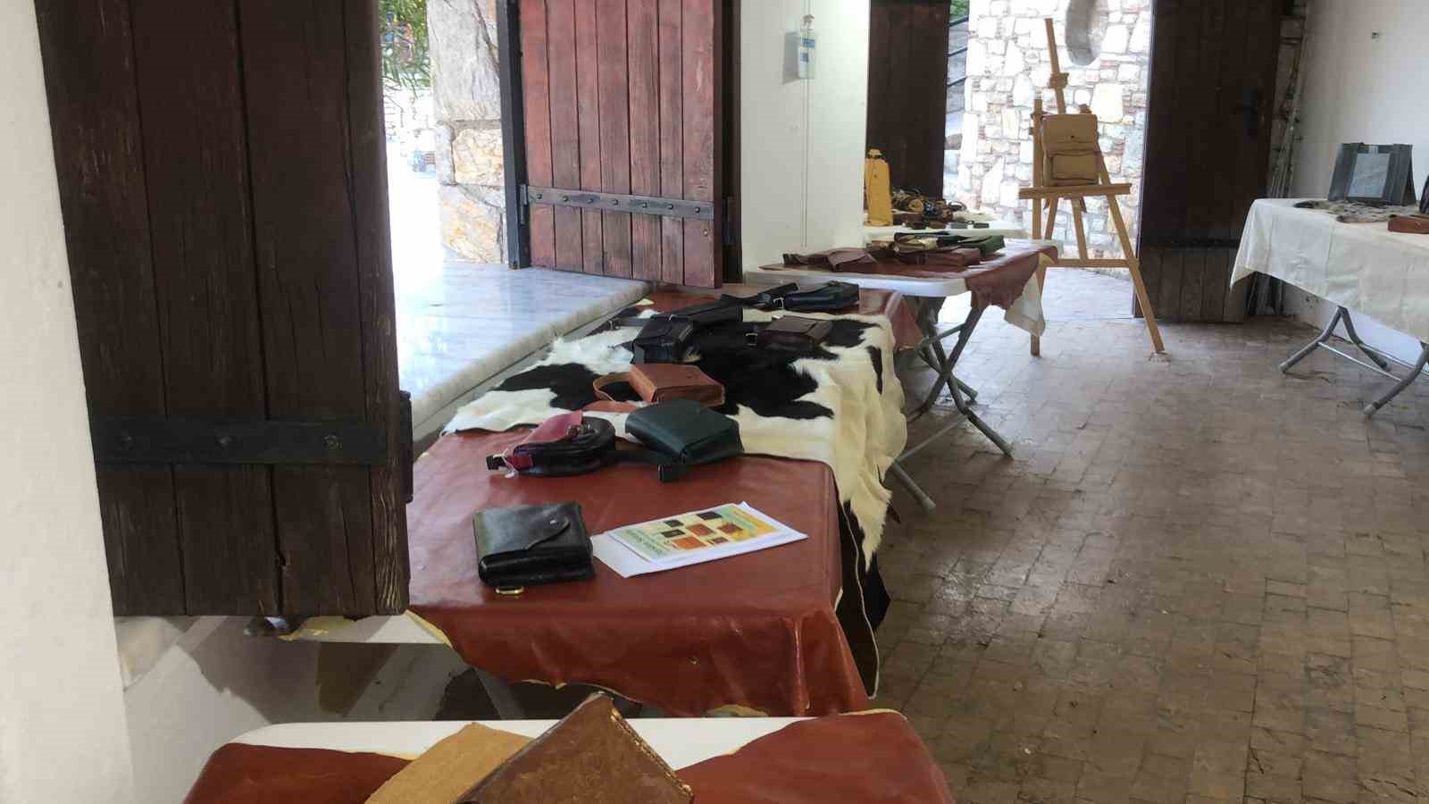 Datça’ya yerleşti, deriden sanata uzanan yolculuğa çıktı 