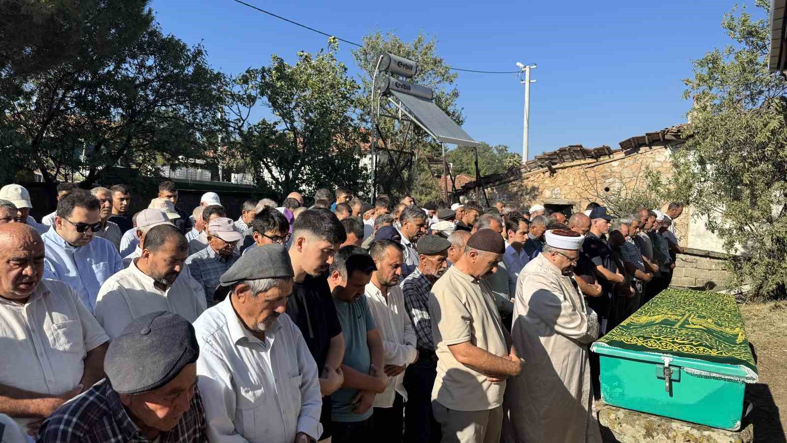 Hasar gören camiden malzemelerin üzerine düşmesi sonucu ölen adam toprağa verildi 