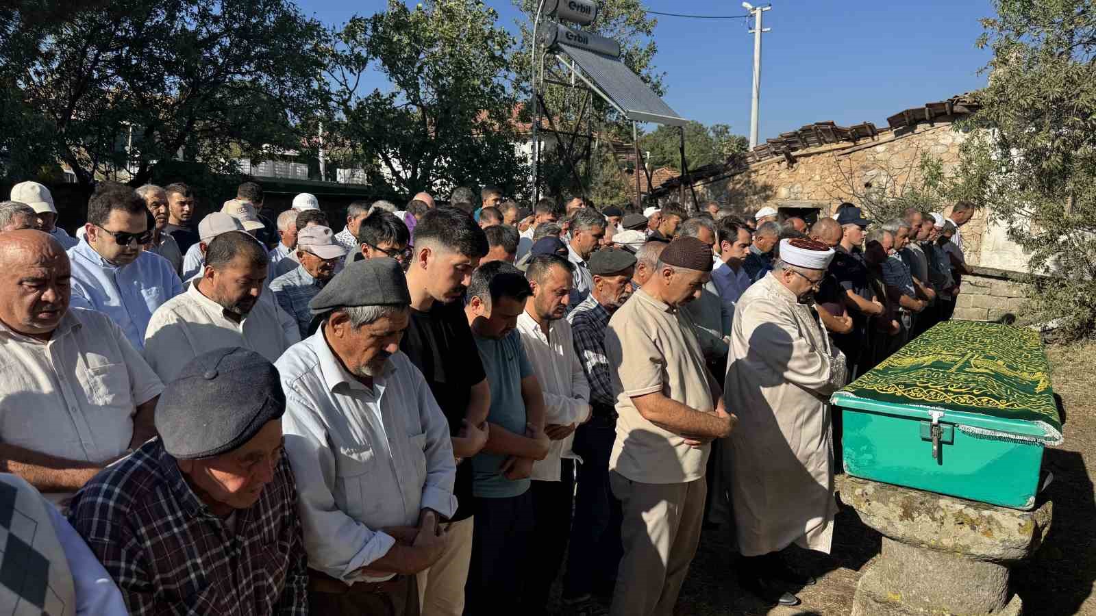 Hasar gören camiden malzemelerin üzerine düşmesi sonucu ölen adam toprağa verildi 