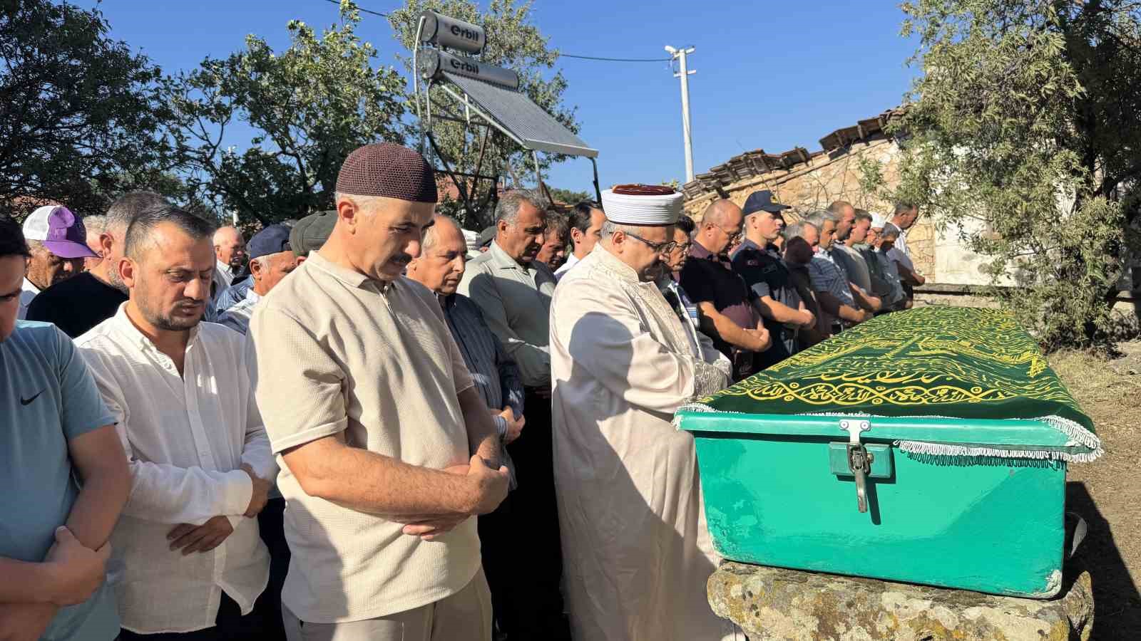 Hasar gören camiden malzemelerin üzerine düşmesi sonucu ölen adam toprağa verildi 
