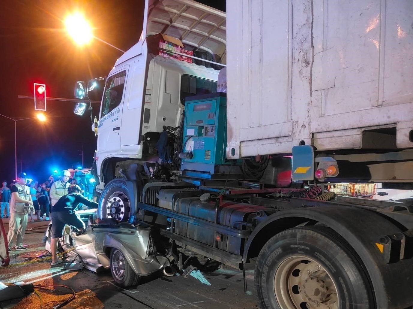 Tayland’da tır kırmızı ışıkta bekleyen araçları biçti: 1 ölü, 4 yaralı 