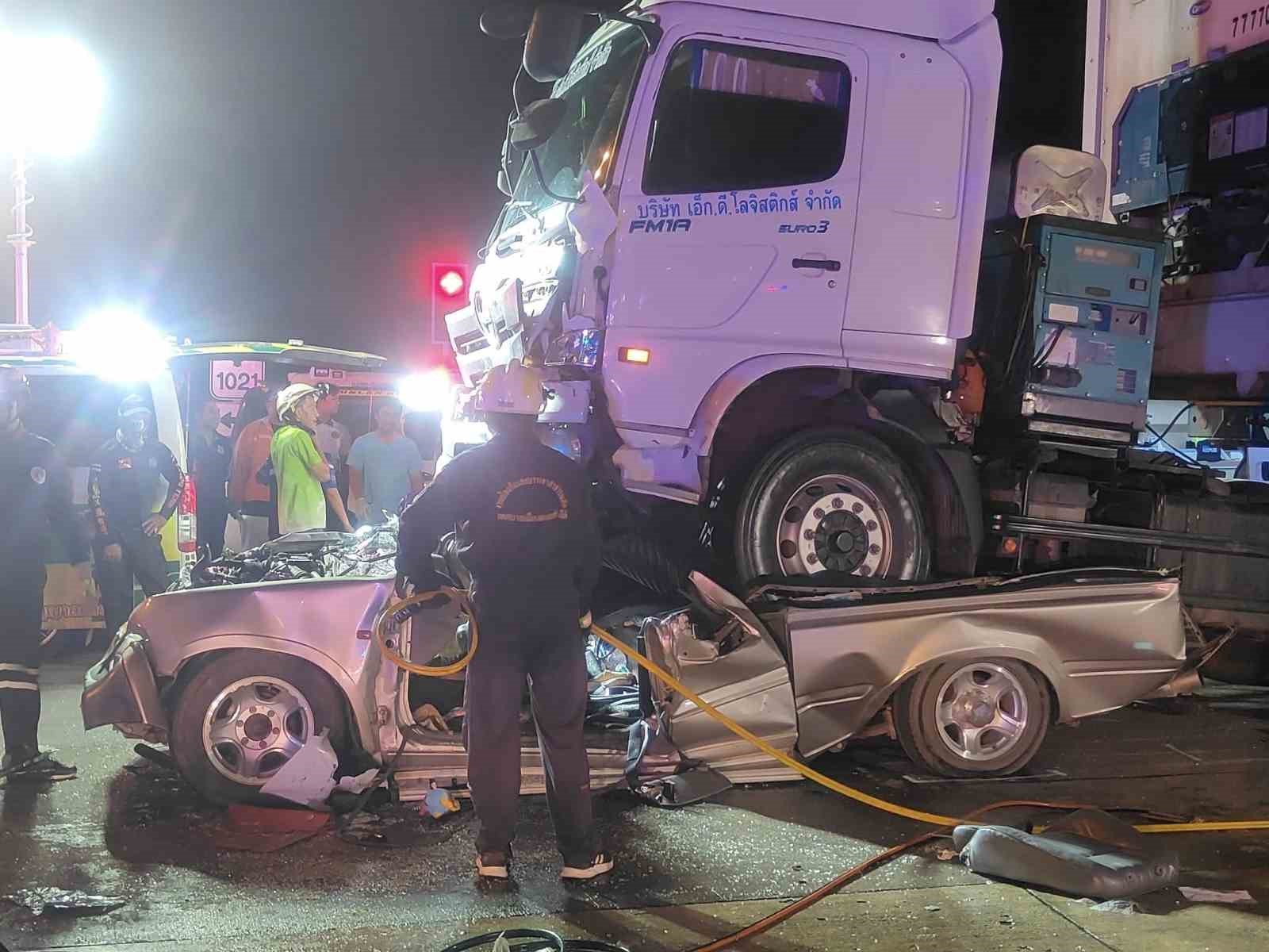 Tayland’da tır kırmızı ışıkta bekleyen araçları biçti: 1 ölü, 4 yaralı 