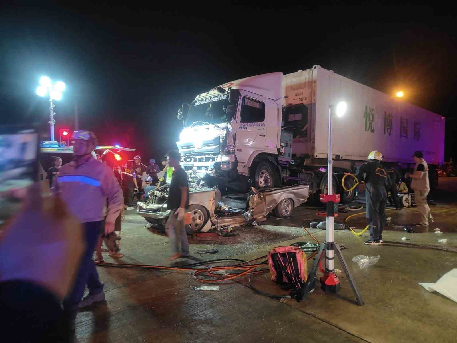Tayland’da tır kırmızı ışıkta bekleyen araçları biçti: 1 ölü, 4 yaralı 